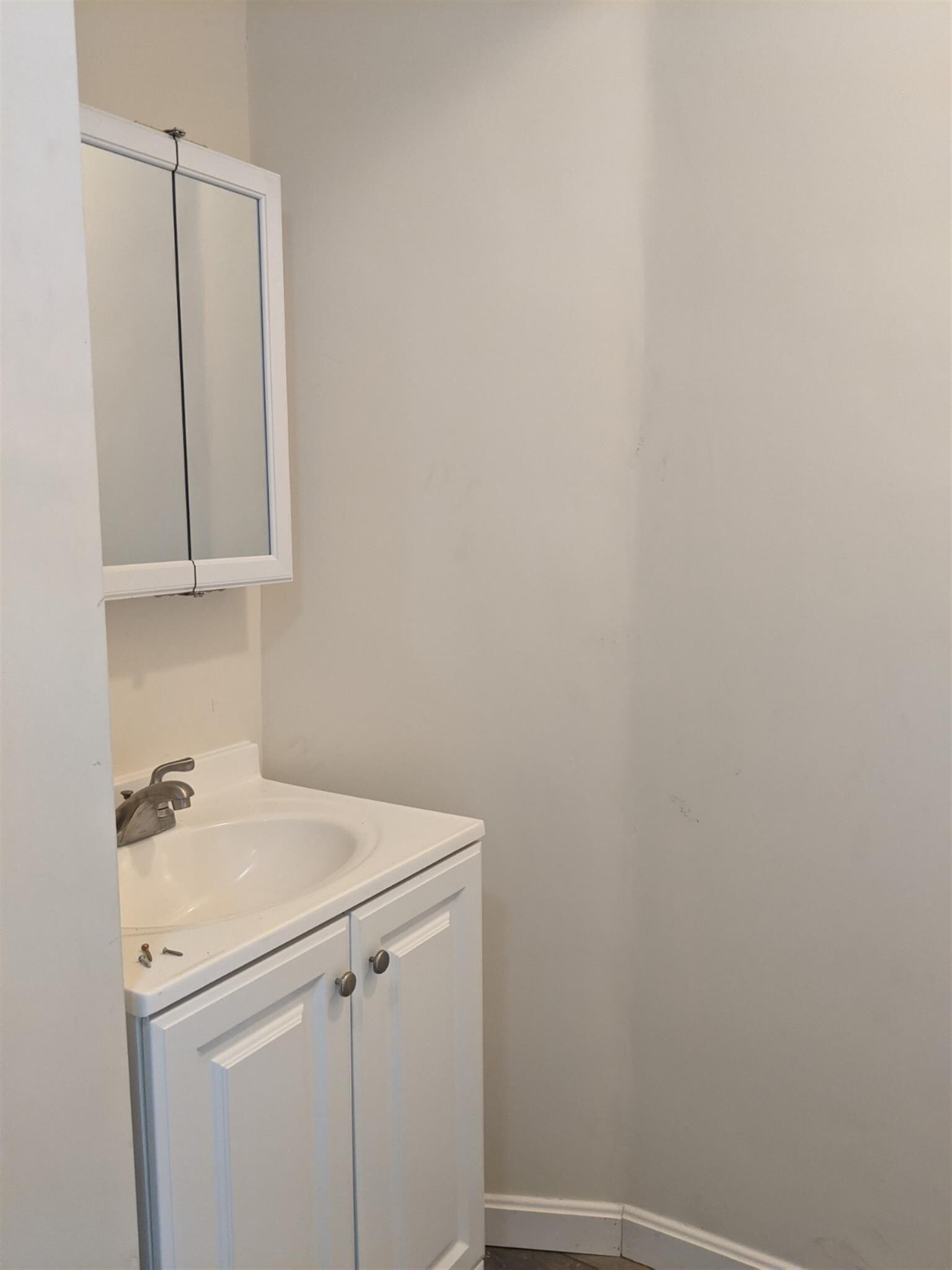 Building Photo - 2 Evergreen Sq