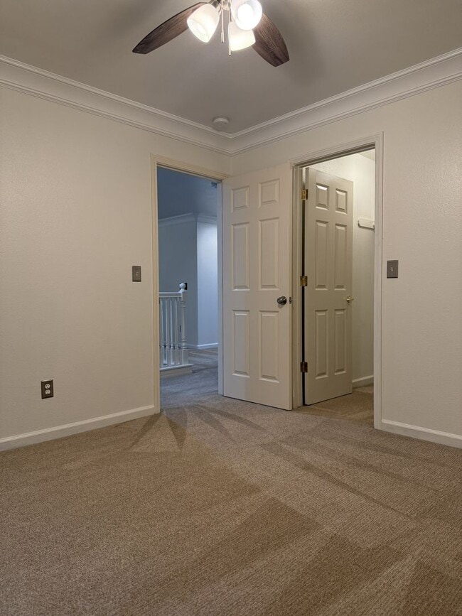 Building Photo - Lovely 5/3 with a desirable downstairs bedroom.