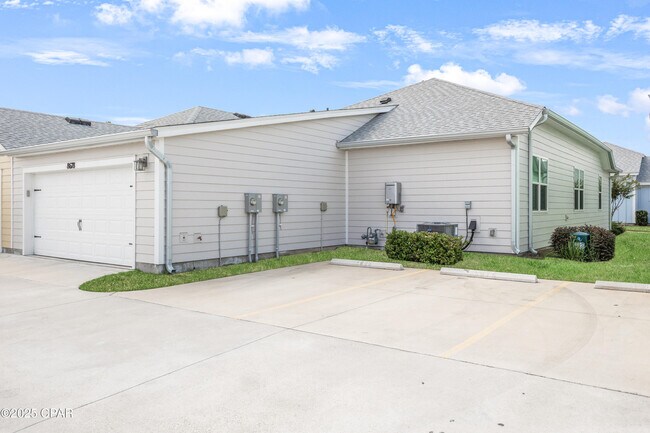 Building Photo - 8678 Weekend Dr