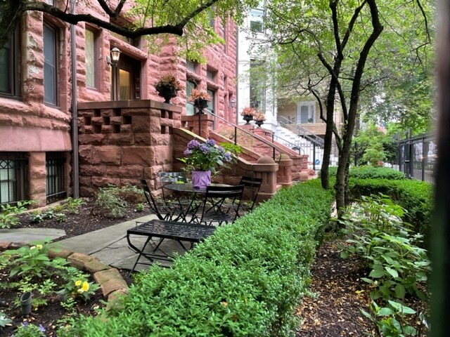 Front outdoor dining and entertaining area (1) - 1228 N Dearborn St