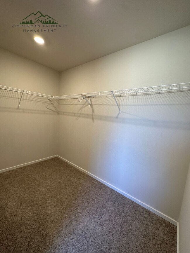 Building Photo - Gorgeous 5-bedroom, 3-bathroom home is desirable Springfield neighborhood