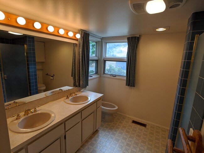 Building Photo - 3 bed 3 bath on 4.8 acres w/ beautiful wat...
