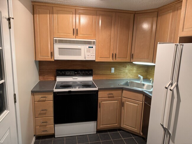 Building Photo - 239 Old Farms Rd