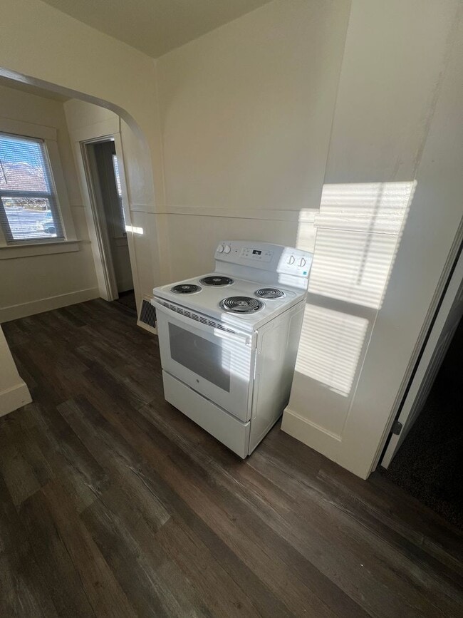 Building Photo - Corner location near ISU-Single Family Home with room to spread out!