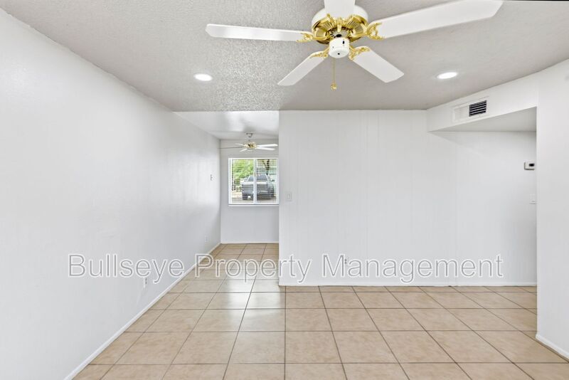 Building Photo - 2245 W Glenrosa Ave