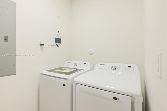 Building Photo - 3 bedroom in Miami FL 33150