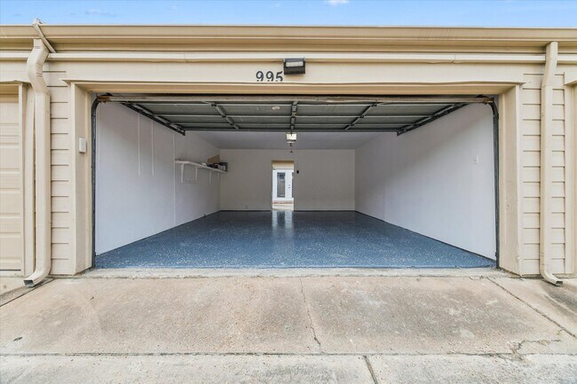 Building Photo - 995 Memorial Village Dr
