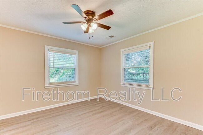 Building Photo - 924 Royalette Ave