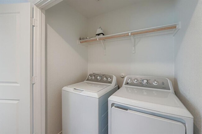 Building Photo - 210 Sormonne Lp