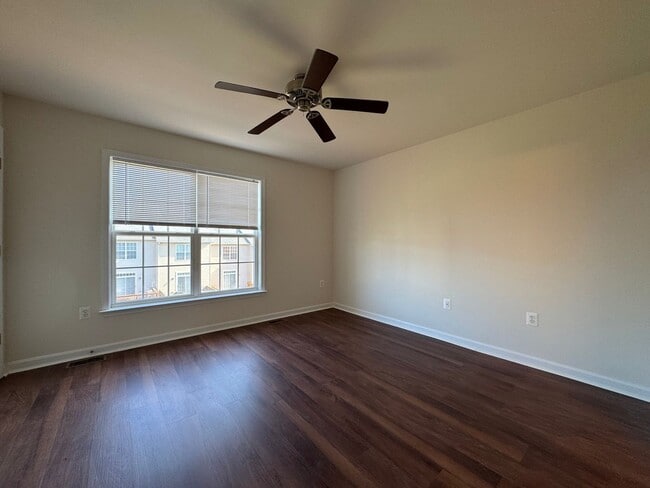 Building Photo - Gorgeous 3 Bed 3.5 Bath Interior Townhome In Powells Run Village