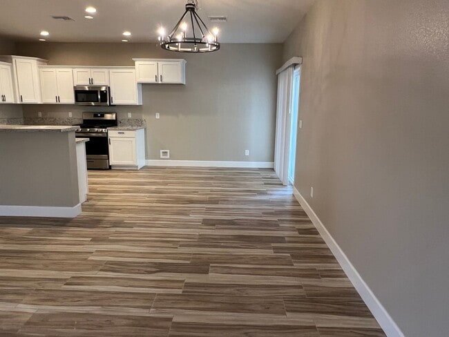 Building Photo - 3 Bedroom Home Located in El Camino Village PETS OK