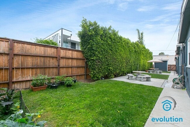 Building Photo - 4323-4333 Gresham St - 1405 Grand Ave