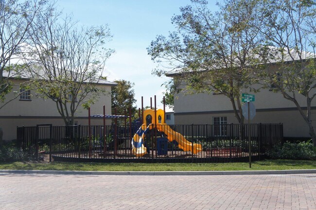 Building Photo - 2011 Nassau Dr