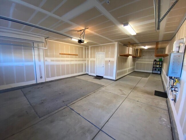 Building Photo - Like New 4 Bedroom Home in Heritage Square