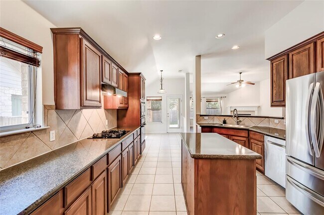 Building Photo - 15220 Fernhill Dr