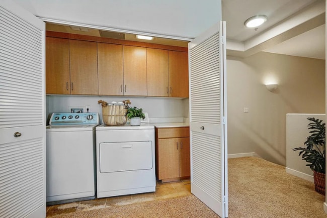 Building Photo - A Cozy Contemporary and Stylish Condo 2BR/...