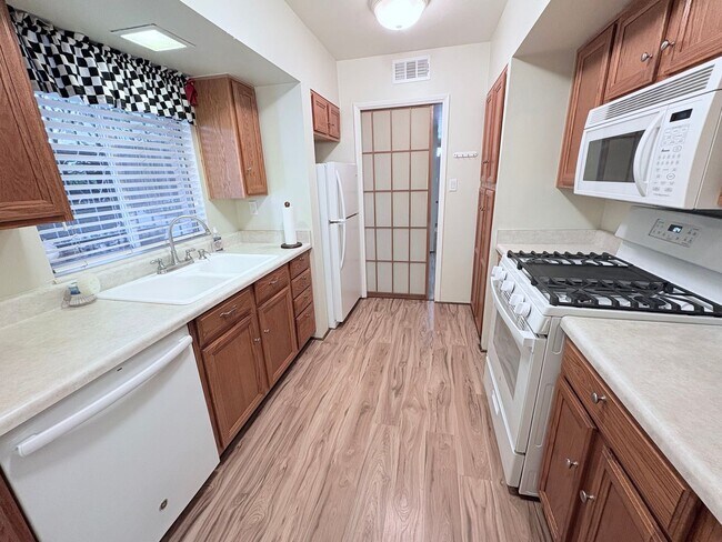 Building Photo - Lovely 2 Bedroom and 2 Bathroom Condo w/ Den! Lots of Space! *SPECIAL OFFER 2 Weeks Free Rent*