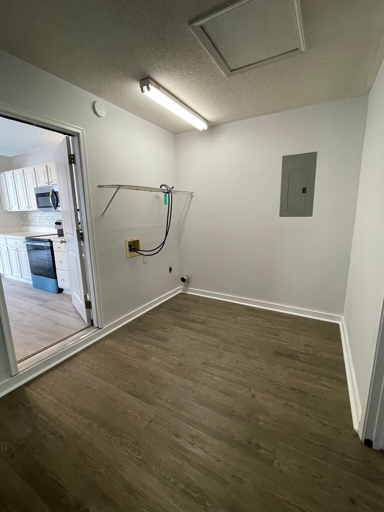 Laundry room - 1811 Barberry Dr