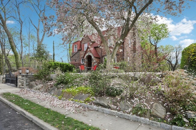 Building Photo - 375 Hawthorne Terrace