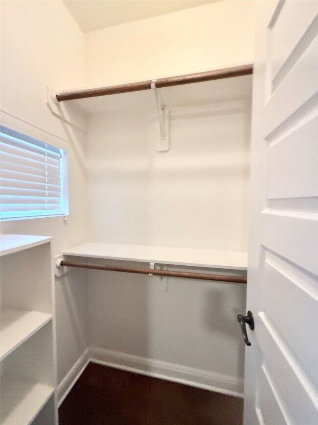 Building Photo - 2116 Couch St