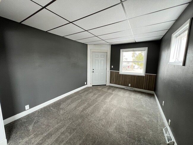 Building Photo - AVAILABLE JUNE - 4 Bed 1 Bath House in the...