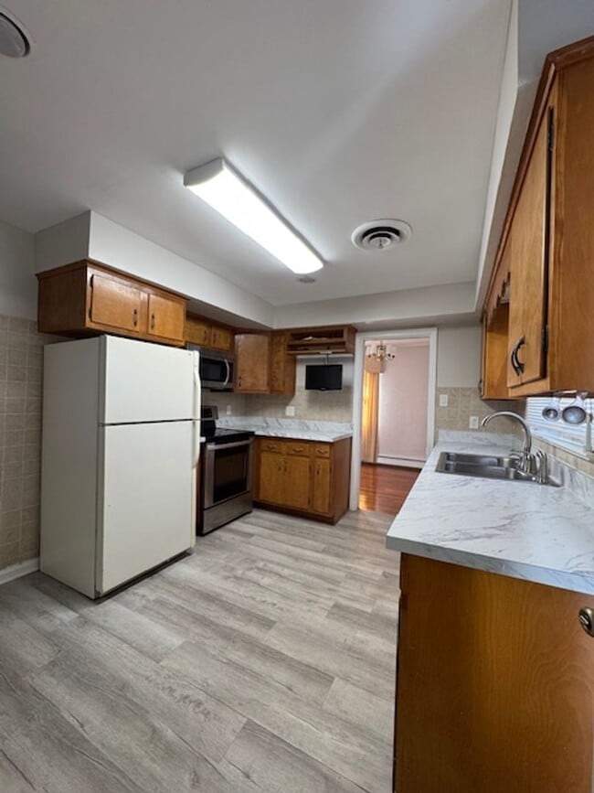 Building Photo - Spacious Brick Rancher