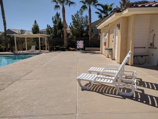 Building Photo - A Fabulous 3 Bedroom Townhouse close to NA...