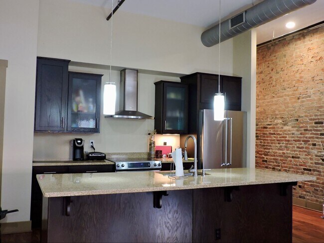 Building Photo - 641 Walnut St