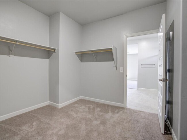 Building Photo - Corona de Tucson 4 Bedroom 2 Bathroom