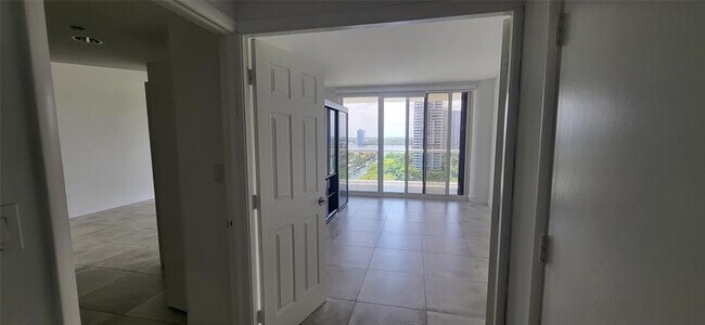 Building Photo - 2600 Island Blvd