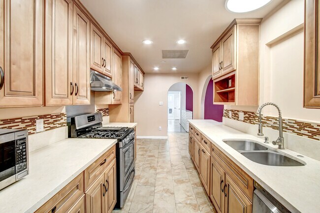 Building Photo - 6437 Graves Ave