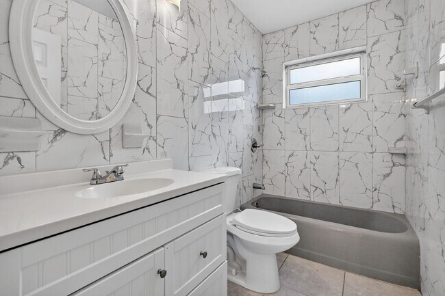 Building Photo - 2707 Bahama Dr