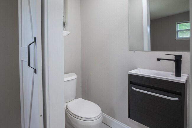 Building Photo - Renovated 4/2