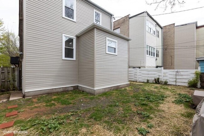 Building Photo - 2 bedroom in CHICAGO IL 60625