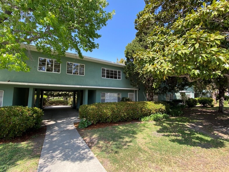 Condo front entrance - 5414 Village Grn