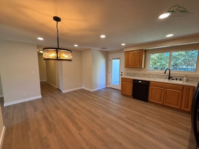 Building Photo - Updated Churchill 3 bedroom 2 bathroom Home