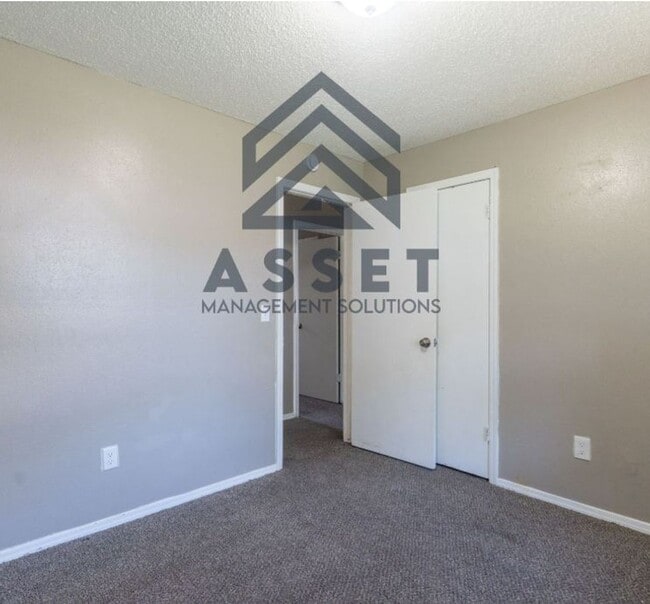 Building Photo - Cute 5 Bedroom House!