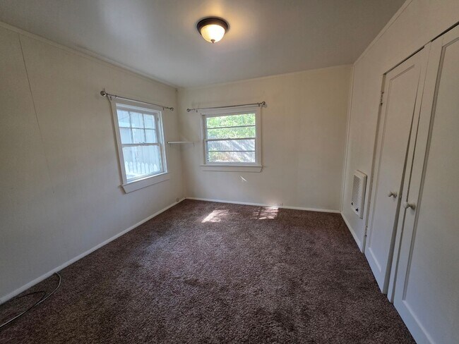 Building Photo - 1044 NW Conklin Ave
