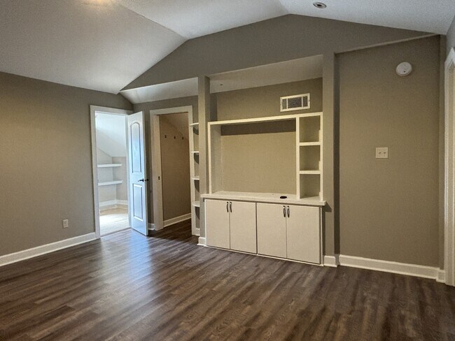 Building Photo - 1024 Kessler
