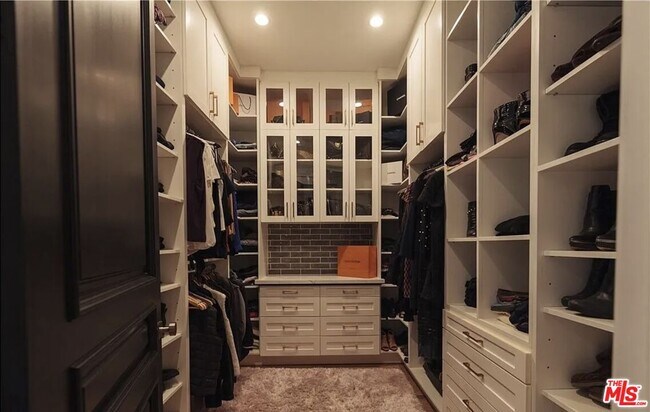 Building Photo - 5225 Topeka Dr