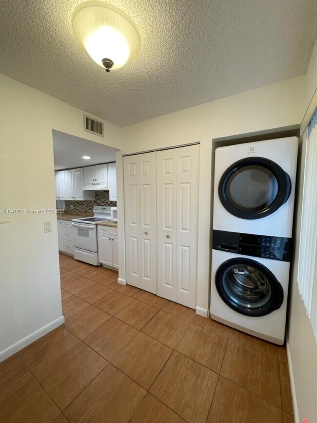 Building Photo - 4270 SW 70th Terrace