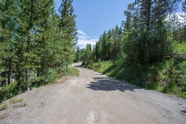 Building Photo - Peak 7 Home! Great Deck and Views! 9 month...