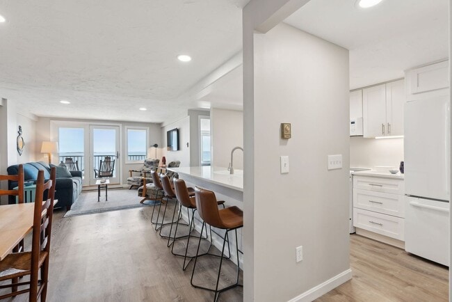 Building Photo - Fully Furnished Oceanfront 2 bed/2 bath