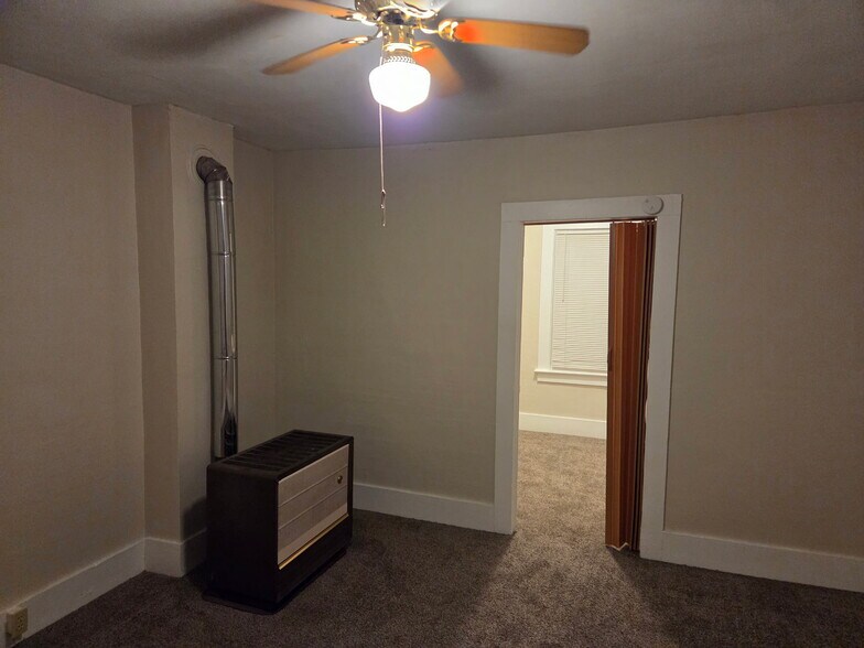 Building Photo - 553 Penora St