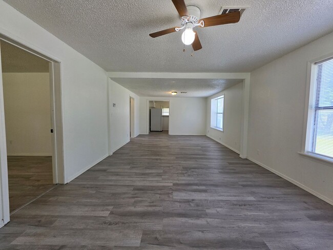 Building Photo - 3 bedroom home in Shawnee!