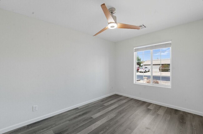 Building Photo - Beautiful Glendale Home With Pool!