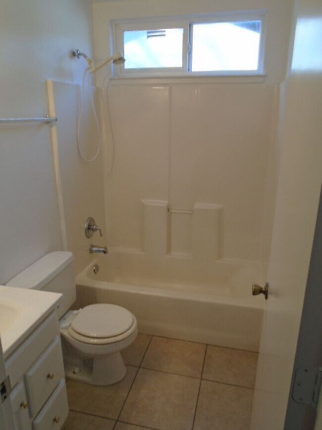 Building Photo - NICE SINGLE STORY HOME IN EAST ROSVILLE!