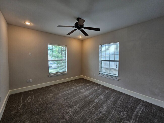 Building Photo - Available now ready for immediate move in