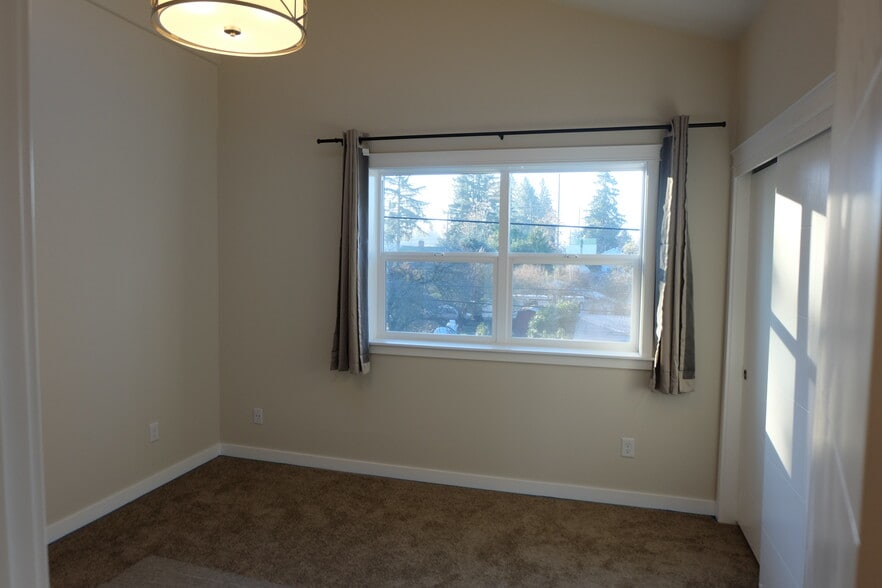 Building Photo - 5883 NE Failing St