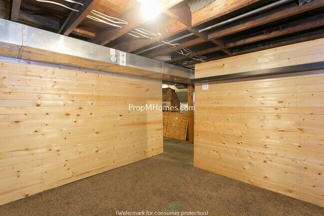 Building Photo - Classic Two Bedroom Bungalow In The Heart Of Sellwood!